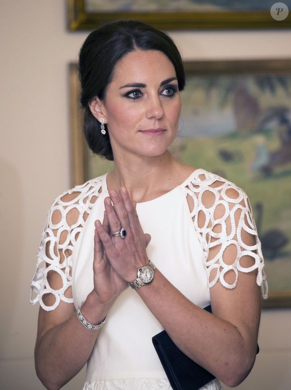 Coque baixo volumoso é um dos penteados aposta de Kate Middleton em eventos importantes