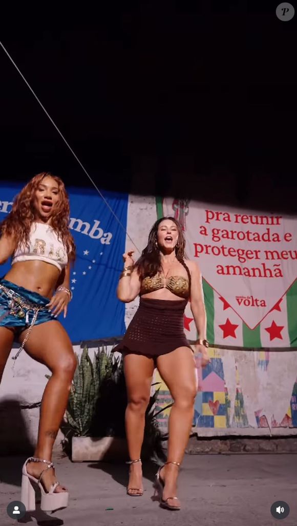 Paolla Oliveira passou a coroa de rainha de bateria da Grande Rio para Virgínia