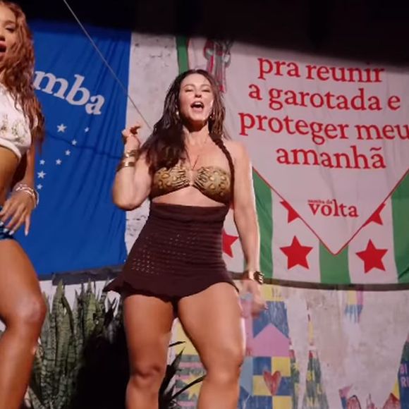 Paolla Oliveira passou a coroa de rainha de bateria da Grande Rio para Virgínia