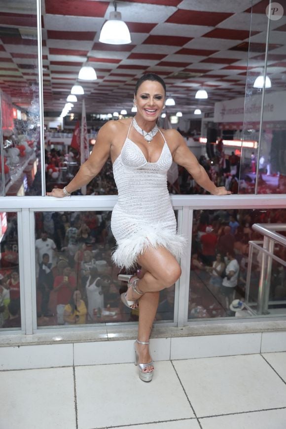 Viviane Araujo também apostou em vestido curtinho para ensaio de carnaval