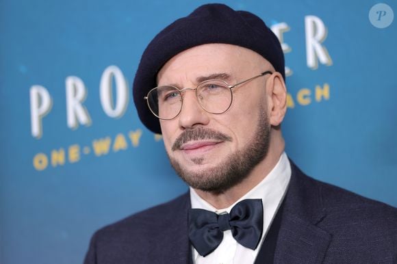 John Travolta emocionou os fãs ao homenagear a esposa, Kelly Preston, que morreu em 2020, aos 57 anos, após enfrentar um câncer de mama por dois anos. Na última terça-feira (13), data em que a atriz completaria 64 anos, o ator publicou uma declaração no Instagram e destacou o crescimento da filha do casal, Ella Travolta