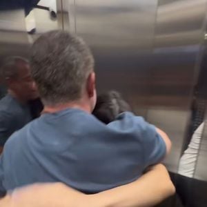 Em outro momento do vídeo, Malvino e Kyra Gracie ensinam como a possível vítima pode tentar se defender de agressão, dentro do elevador.