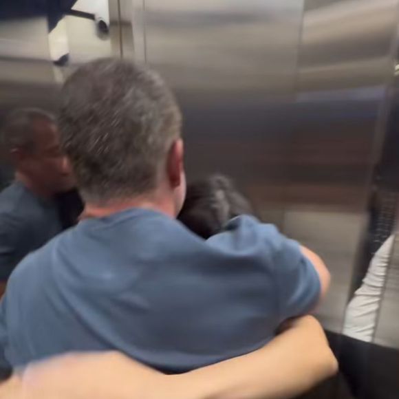 Em outro momento do vídeo, Malvino e Kyra Gracie ensinam como a possível vítima pode tentar se defender de agressão, dentro do elevador.