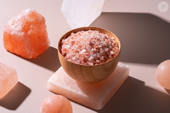 De acordo com a nutricionista Faye James, o sal rosa "auxilia na hidratação e no equilíbrio eletrolítico quando o corpo está desidratado"