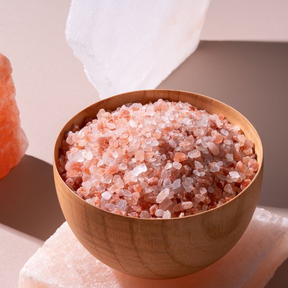 De acordo com a nutricionista Faye James, o sal rosa "auxilia na hidratação e no equilíbrio eletrolítico quando o corpo está desidratado"