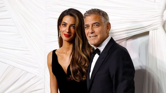 George Clooney, atualmente com 64 anos, é 17 anos mais velho que a esposa Amal Clooney