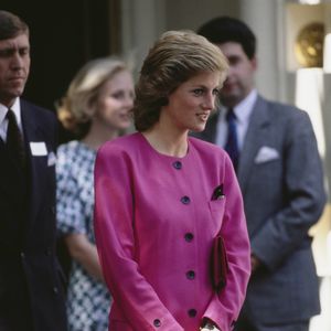 Princesa Diana costumava usar tonalidades de rosa mais vibrante ou escuro durante ocasiões importantes, para passar a imagem de poder e firmeza diante de milhares de pessoas.
