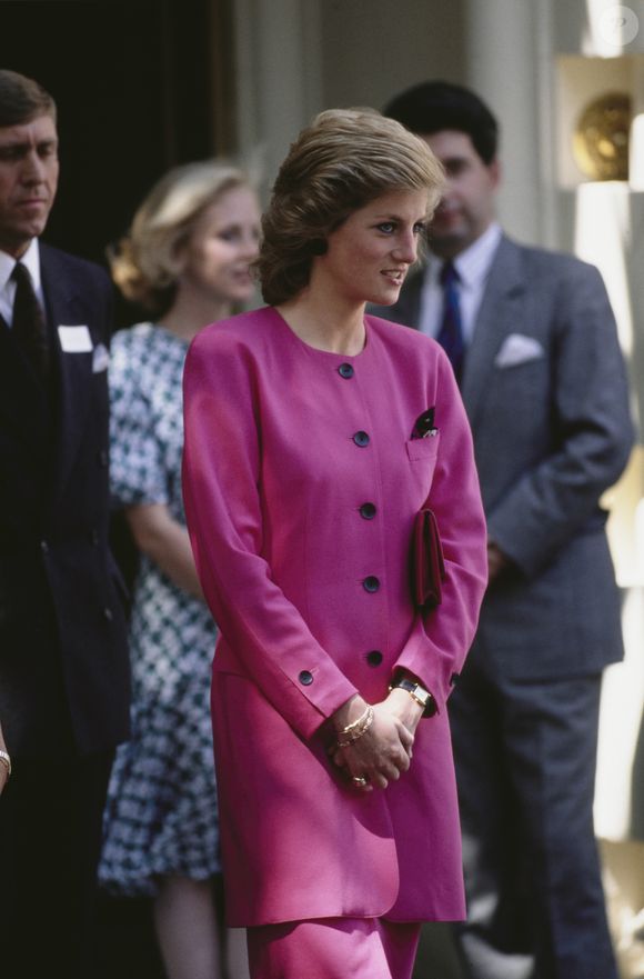 Princesa Diana costumava usar tonalidades de rosa mais vibrante ou escuro durante ocasiões importantes, para passar a imagem de poder e firmeza diante de milhares de pessoas.