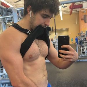 Aos 23 anos, João Augusto mostra boa forma e ganha elogios: 'Guguzinho virou Guguzão'