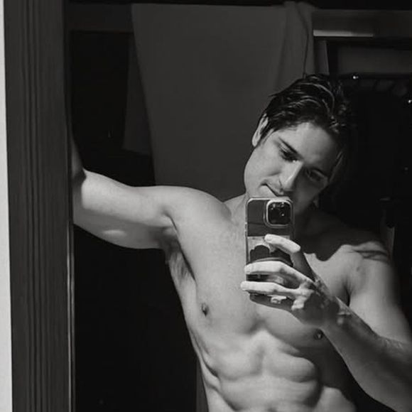 O corpo musculoso de Daniel Rocha, só de sunga, também impressionou