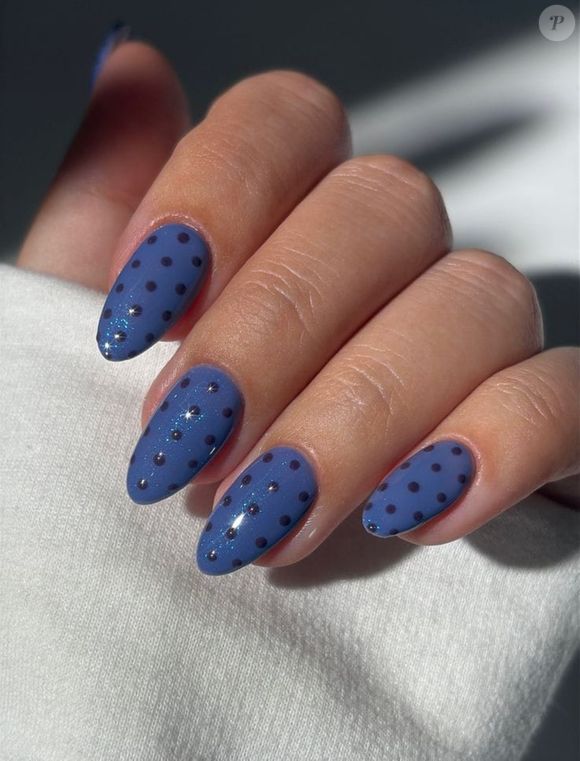 Nail art com polka dots é ideal para quem busca um visual feminino, moderno e fácil de adaptar