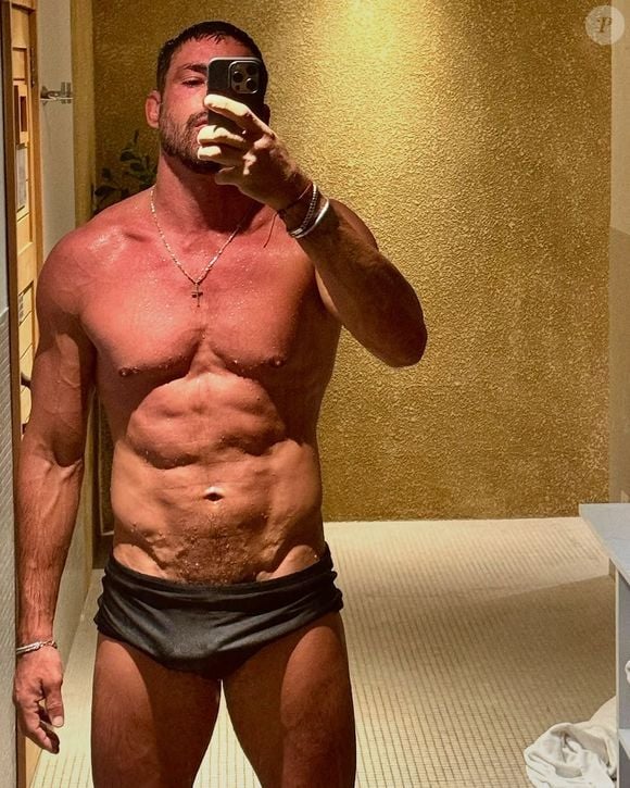 Nesta foto pós-sauna, Cauã Reymond deixou à mostra alguns pelos em sua barriga e pubianos