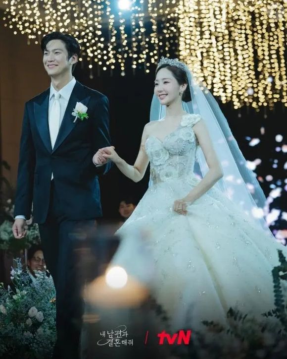 Em 'A Esposa do Meu Marido', Park Min-young aparece vestida com um vestido de alta costura Galia Lahav