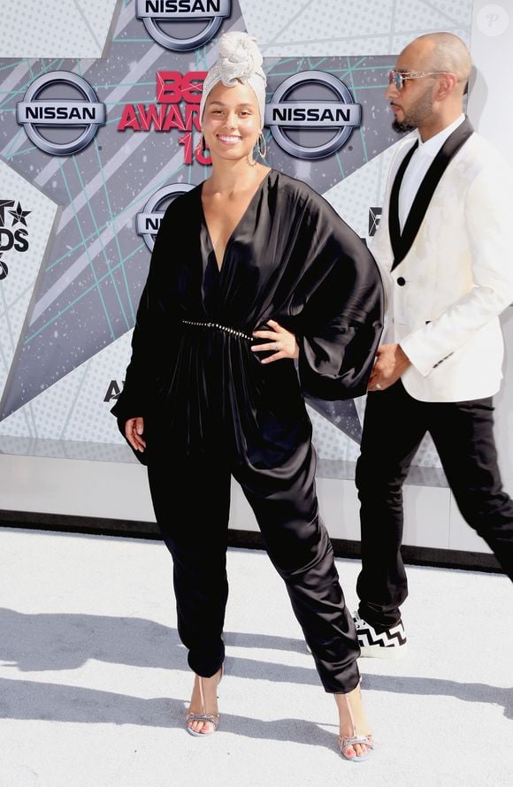 Alicia Keys sem maquiagem em evento internacional: símbolo de autenticidade e liberdade