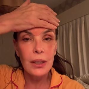 Carolina Ferraz revelou o passo de skincare que virou parte da sua rotina noturna: a atriz contou que deixou tudo preparado para dormir usando a técnica ensinada por Margot Yang