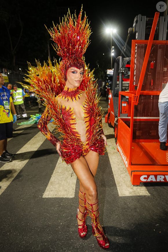 Giovanna Lancelotti encanta com body transparente e ousado no Carnaval 2025
