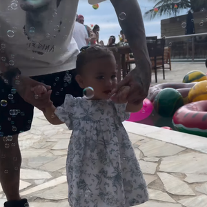 Mavie foi filmada por Bruna Biancardi dançando com Neymar enquanto se divertia com bolhas de sabão