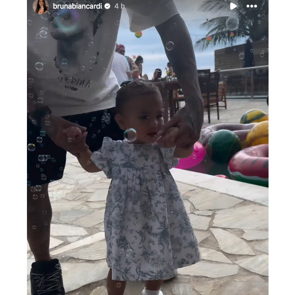 Mavie foi filmada por Bruna Biancardi dançando com Neymar enquanto se divertia com bolhas de sabão