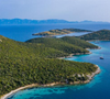 Bodrum é conhecida por suas águas azul-turquesa, clima agradável e vida noturna animada, como na série 'Bodrum Masalı'.