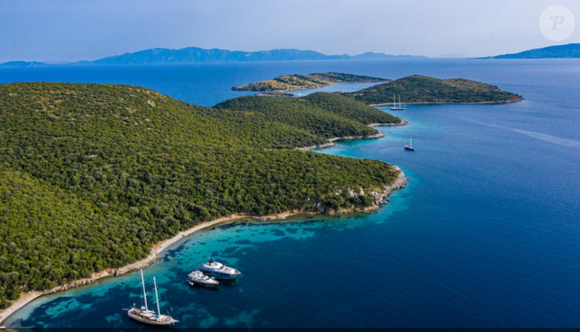 Bodrum é conhecida por suas águas azul-turquesa, clima agradável e vida noturna animada, como na série 'Bodrum Masalı'.