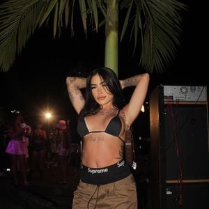 MC Mirella fez implante de próteses de silicone ainda nos primeiros anos de fama