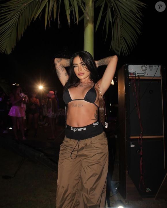 MC Mirella fez implante de próteses de silicone ainda nos primeiros anos de fama