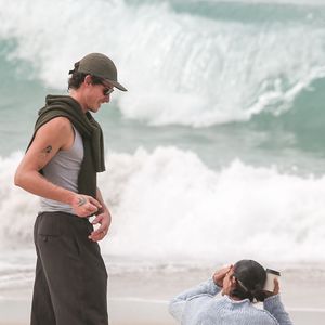 Bruna Marquezine e Shawn Mendes apostaram em roupas de tons neutros e provaram ter bom gosto