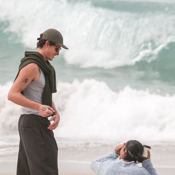 Bruna Marquezine e Shawn Mendes apostaram em roupas de tons neutros e provaram ter bom gosto