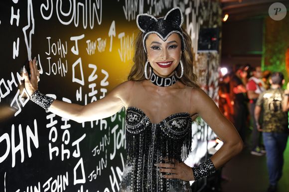 Sabrina Sato foi outra personalidade do Carnaval a referenciar a fantasia de Luma de Oliveira, mas de forma mais literal, com o nome do então companheiro, Duda, na coleira
