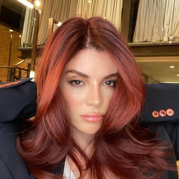 Há alguns meses, Gkay mudou a cor do cabelo e ficou ruiva