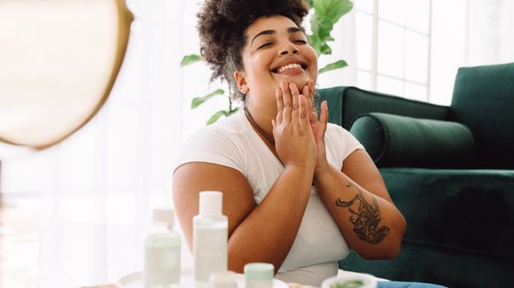 Se a ideia é se destacar e deixar um rastro inesquecível por onde passa, você precisa ficar por dentro dos pequenos truques que podem transformar completamente a forma como o perfume se comporta na pele