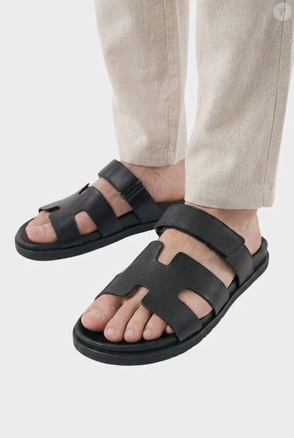 Para quem quer copiar o visual descontraído de Erling Haaland, a Sandália Masculina Ravello, da Fiorinni, aparece como uma opção nacional com proposta semelhante por R$ 289