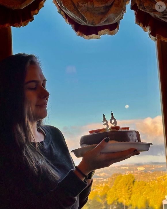 Na publicação, Lúcia Veríssimo publicou uma foto de Tay Saad segurando um bolo com o número 39, simbolizando sua nova idade
