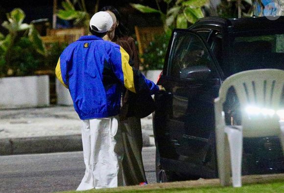 Francisco Gil e Alane Dias trocaram beijos antes de entrar no carro