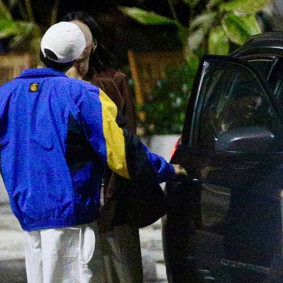 Francisco Gil e Alane Dias trocaram beijos antes de entrar no carro