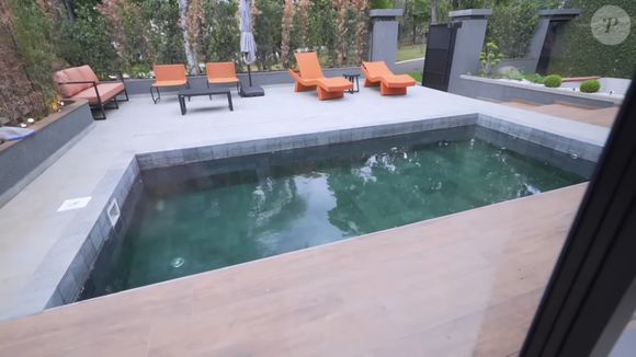Casa de Yudi Tamashiro tem piscina confortável na área externa em frente ao imóvel