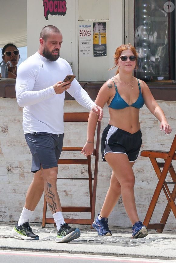 Com o cabelo curtinho e quase careca, Rafael Cardoso chamou atenção nas fotos feitas por um paparazzo