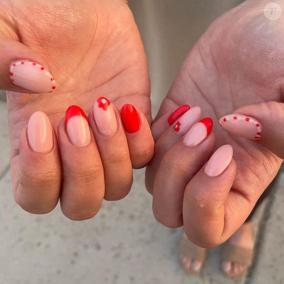 Unhas natalinas com elementos florais: versão delicada para usar no Natal