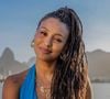 Bela (Sheron Menezzes) tem dedicação diária e a dificuldade de lidar com crianças de faixas etárias diferentes, o que passa a lhe conferir uma profunda recompensa mental e emocional, mostrando que o dever cumprido por amor gera um significado único para a existência.