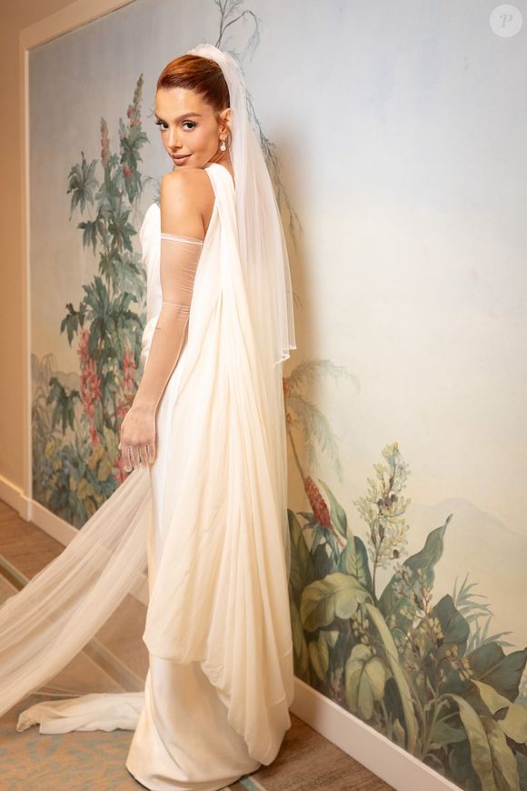 Giovanna Lancellotti exibe seu vestido de noiva antes do casamento com Gabriel David