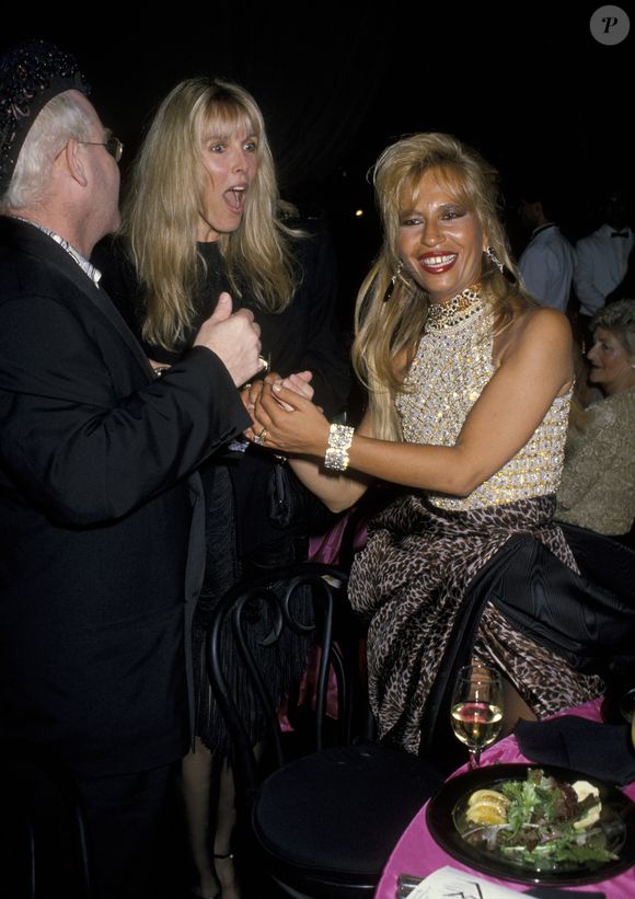 1990: poucos percebem, mas Elton John está nesta foto com Donatella Versace