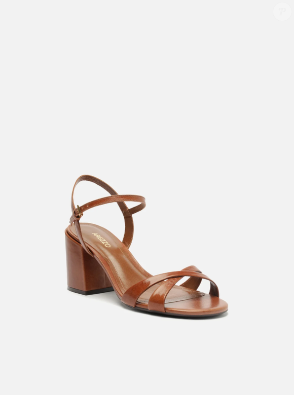 Sandália de salto confortável da Arezzo traz design minimalista e atemporal, mostrando que pode ser usada tanto no trabalho como para atividades de lazer.
