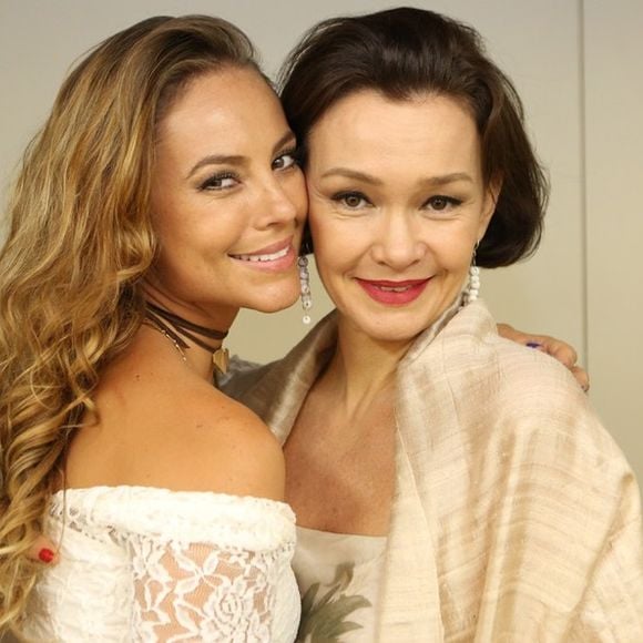 Mãe e filha nas duas fases, Paolla Oliveira e Julia Lemmertz posam juntas nos bastidores das cenas finais da novela 'Além do Tempo'