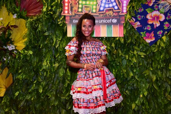 Vestido de festa junina bem tradicional foi usado por Domitila Barros no 'São João da Thay'