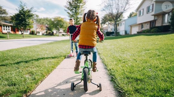 Além de nomear as emoções, é importante validarmos os sentimentos dos nossos filhos, por menores que pareçam. As preocupações deles podem parecer triviais para nós, adultos, mas são importantes para eles.