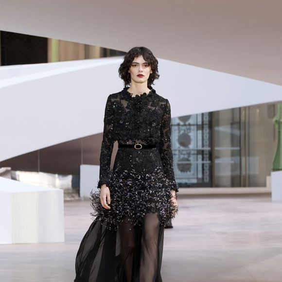 Look preto Chanel usado por Fernanda Torres no Oscar 2025 foi desfilado na coleção Alta Costura 2025 da marca