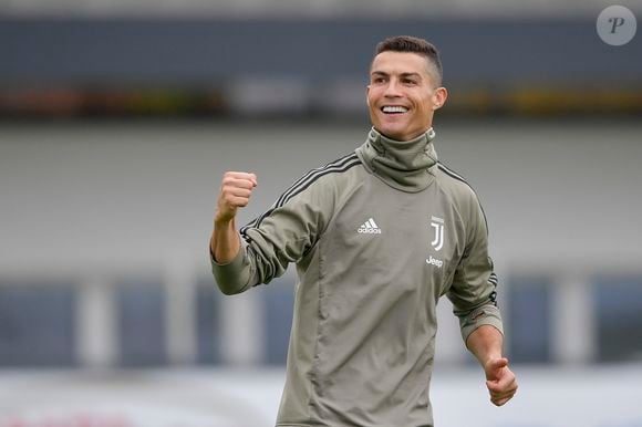 Com o envelhecimento, Cristiano Ronaldo passou a apostar em um visual mais clássico, com cabelo curto