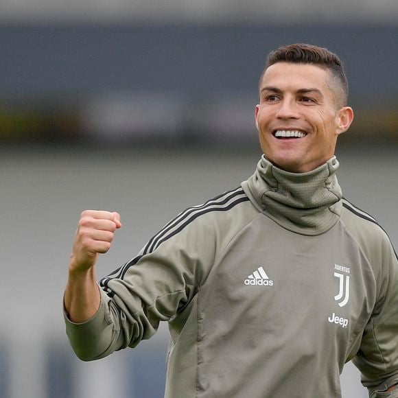 Com o envelhecimento, Cristiano Ronaldo passou a apostar em um visual mais clássico, com cabelo curto