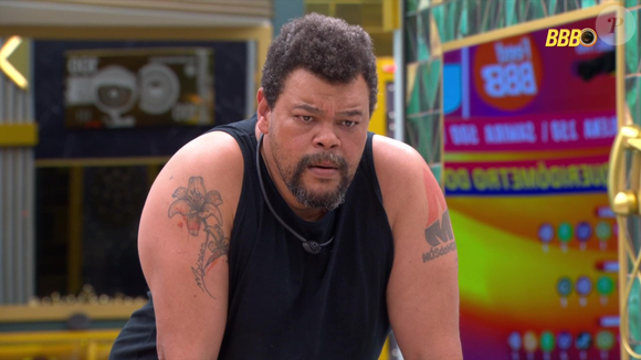 Babu Santana virou alvo de críticas no BBB 26 após repetir discurso de Matheus sobre Ana Paula Renault e insinuar interesse de Juliano Floss. Web reage com revolta