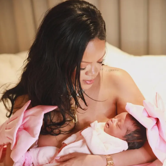 Rihanna revela rosto da filha 11 dias após dar á luz Rocki Irish Mayers